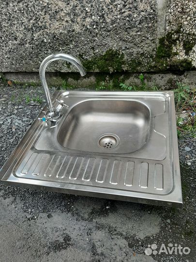 Мойка со смесителем и выводом в канализацию