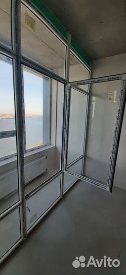Стеклянная перегородка с окном. Дверь-перегородка