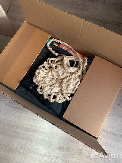 Большая коробка с вещами бу