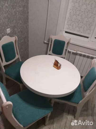 Кухонный стол со стульями