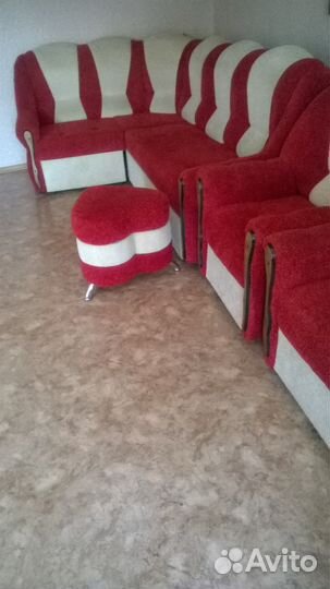 Угловой диван с 2 креслами и пуфом