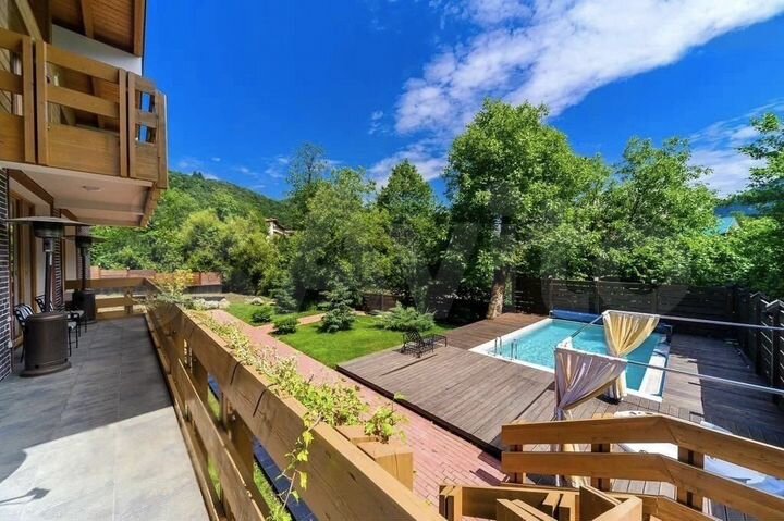 Дом 475 м² на участке 7 сот.