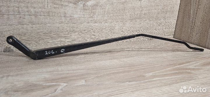 Поводок дворника правый Peugeot 206 1998-2009