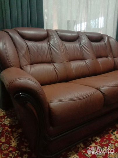 Кожаный диван