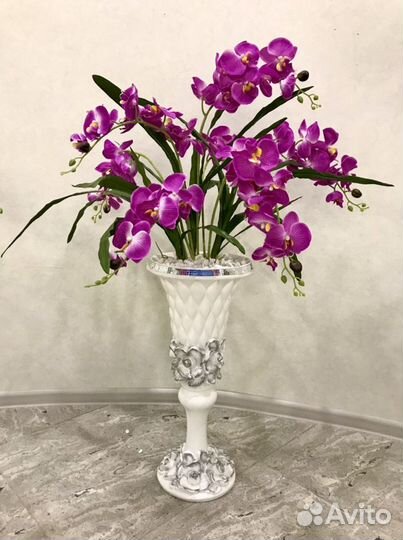 Композиция из искусственных цветов