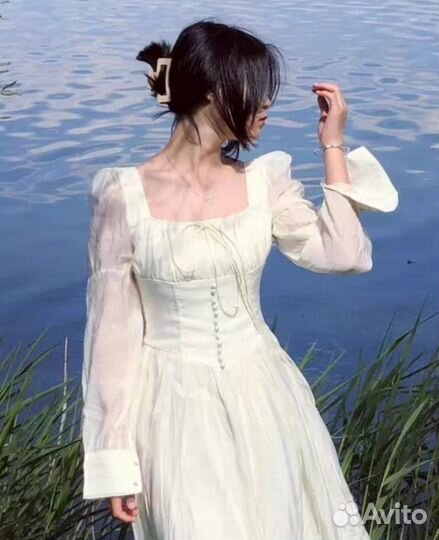 Бежевое платье-миди