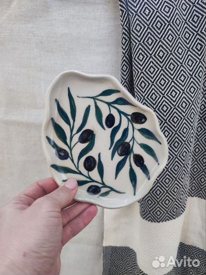 Керамическая тарелка с оливками, ручная роспись