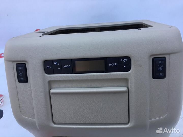 Nissan Patrol Y62 Подлокотник