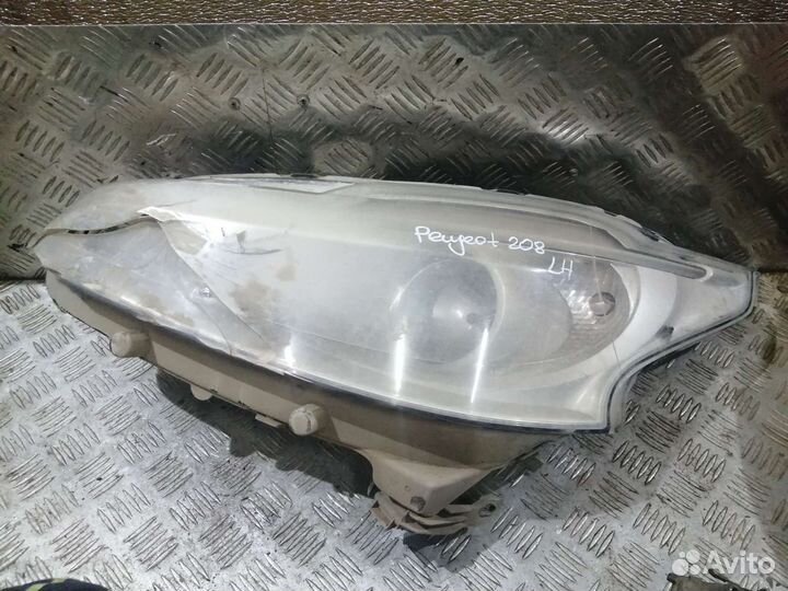 Фара левая светодиодная Peugeot 208