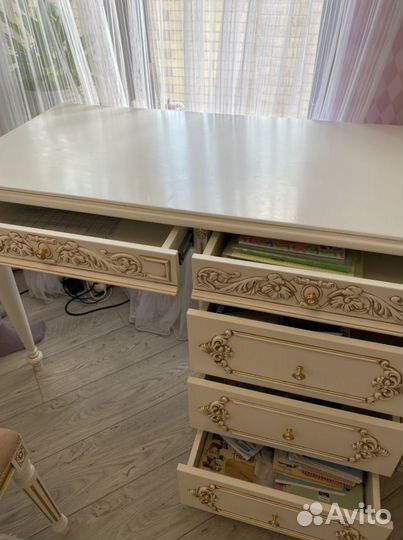 Письменный стол и шкаф и стеллаж и для балдахина