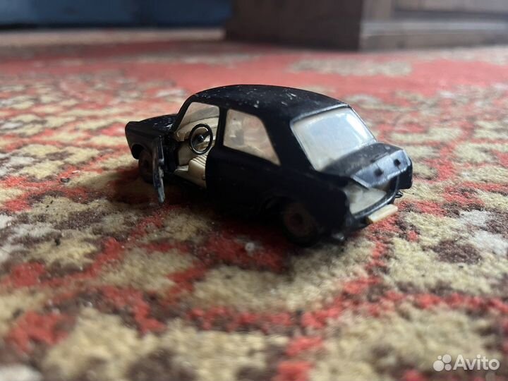 Модель автомобиля 1:43