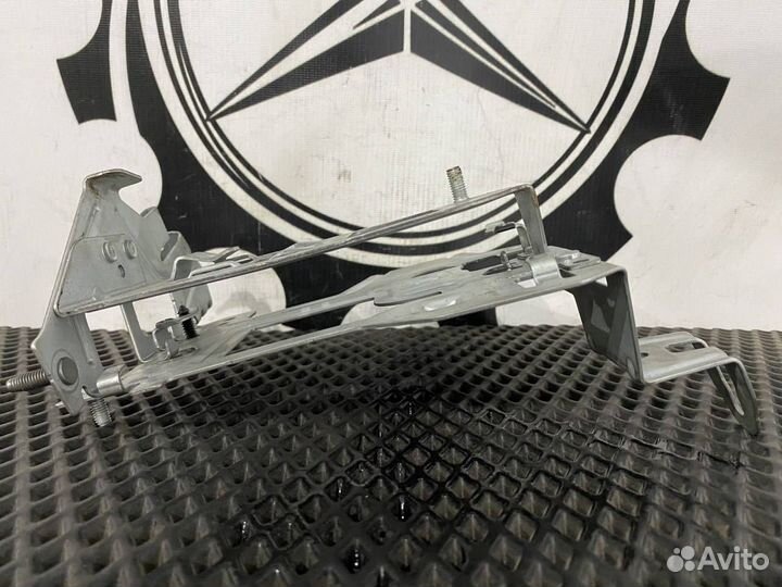 Кронштейн блока управления Mercedes-Benz E-Класс