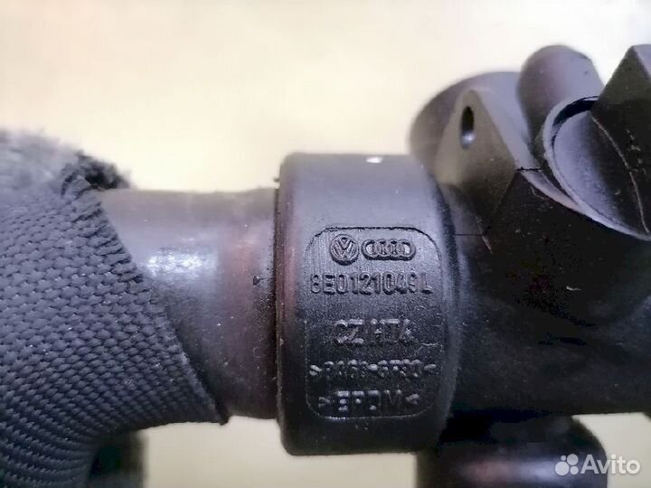 Патрубок охлаждения (радиатора) 8E0121049L Audi A4