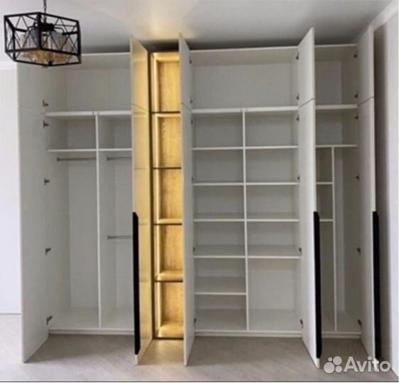 Шкаф на заказ яркого цвета