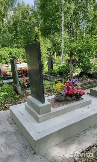 Уборка могил на кладбище