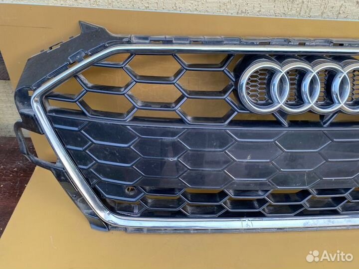 Решетка радиатора Audi A4/RS4