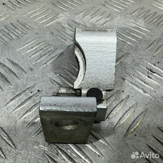 Б/У Петля двери перед/зад левая верхняя#002