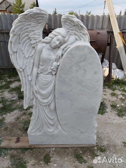 Памятник,скульптура из белого мрамора