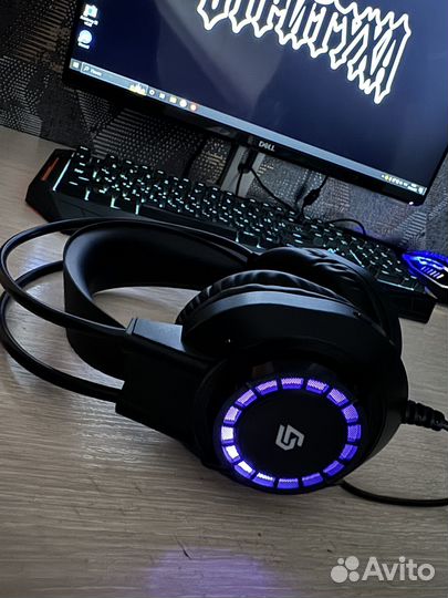 Игровой компьютер с монитором и клавиатурой