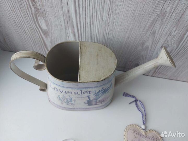 Лейка и подвеска с лавандой