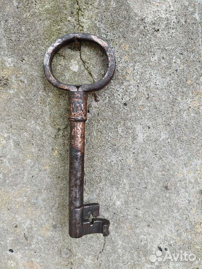 2). Старинный амбарный ключ в коллекцию