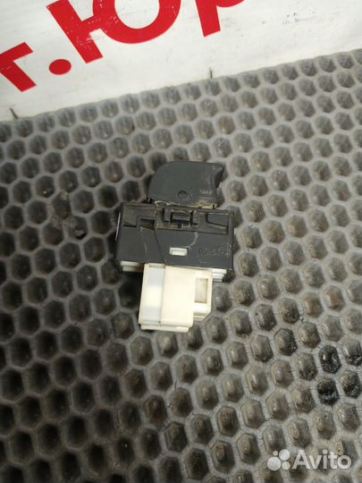 Кнопка стеклоподъемника Nissan Bluebird U14