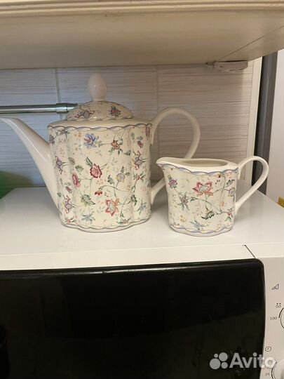 Заварочный чайник и молочник