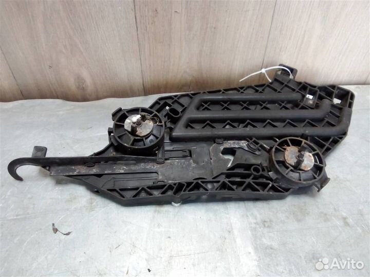 Кронштейн фар правый от Skoda Octavia (A5 1Z) 20