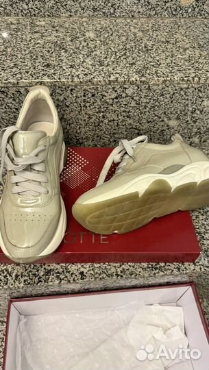 Кроссовки женские, ботинки