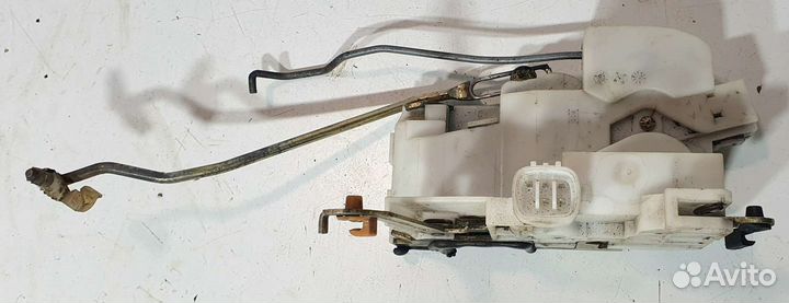 Замок двери водительской Toyota Avensis T220