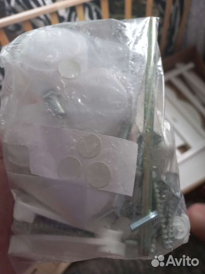 Детская кроватка с маятником и колесами