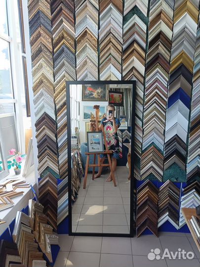 Большое зеркало в черной раме