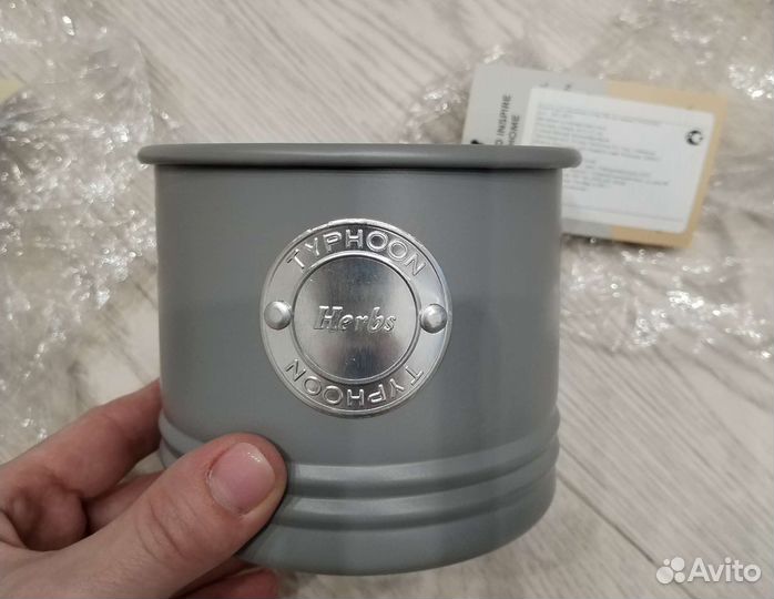 Кашпо для цветов и баночки для кухонных принадлеж