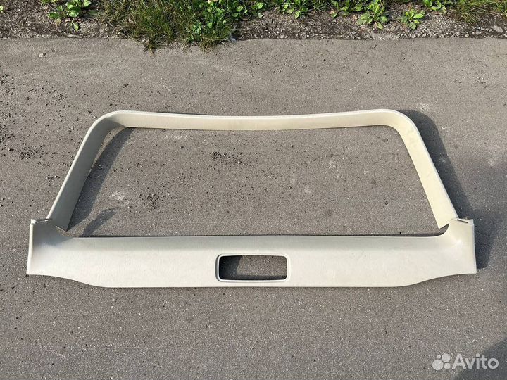 Обшивка двери багажника Lexus LX470