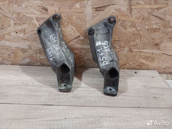 Кронштейн двигателя левый Volkswagen Passat B5