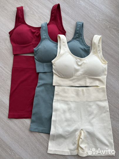 Спортивный бесшовный костюм