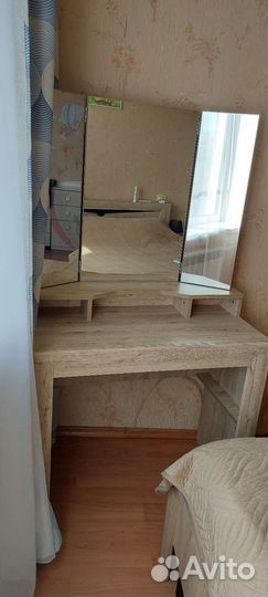 Туалетный столик с зеркалом