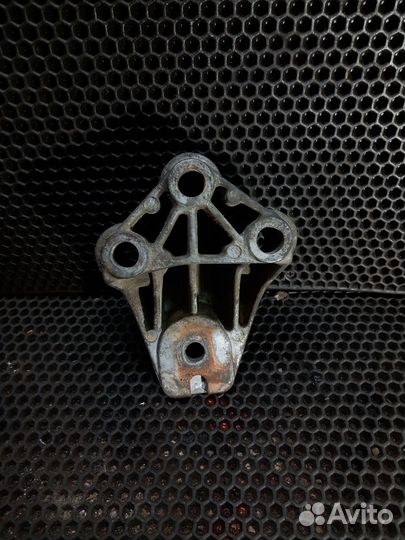 Передний кронштейн двигателя Opel Vectra B