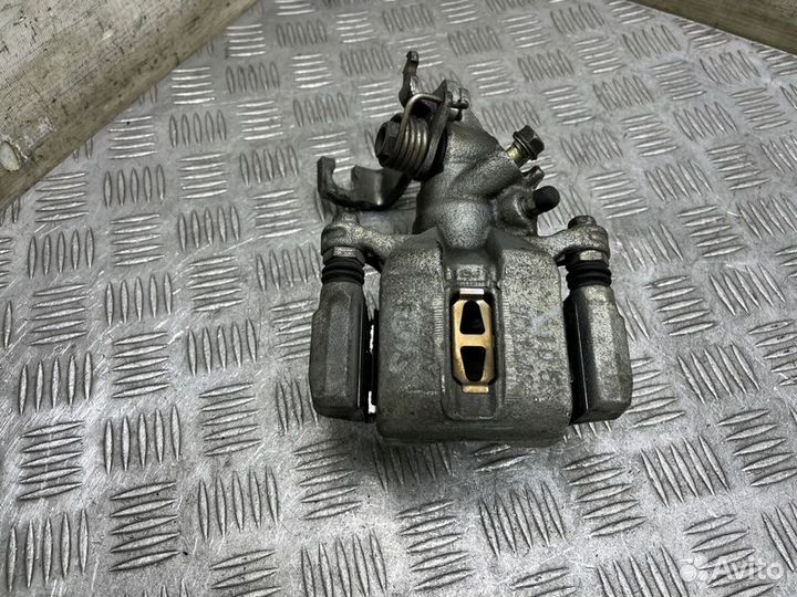 Суппорт тормозной задний правый Honda Accord 6