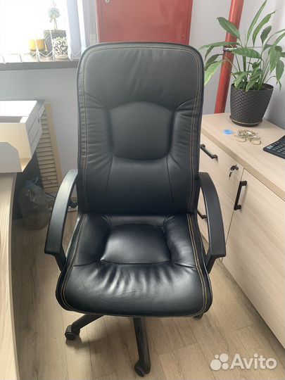 Офисное кожаное кресло руководителя