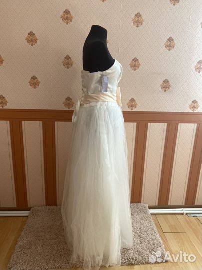 Свадебное платье р.44. Новое. Этикетка