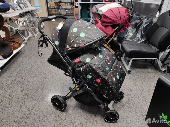 Прогулочная коляска luxmom 525 с перекидной ручкой