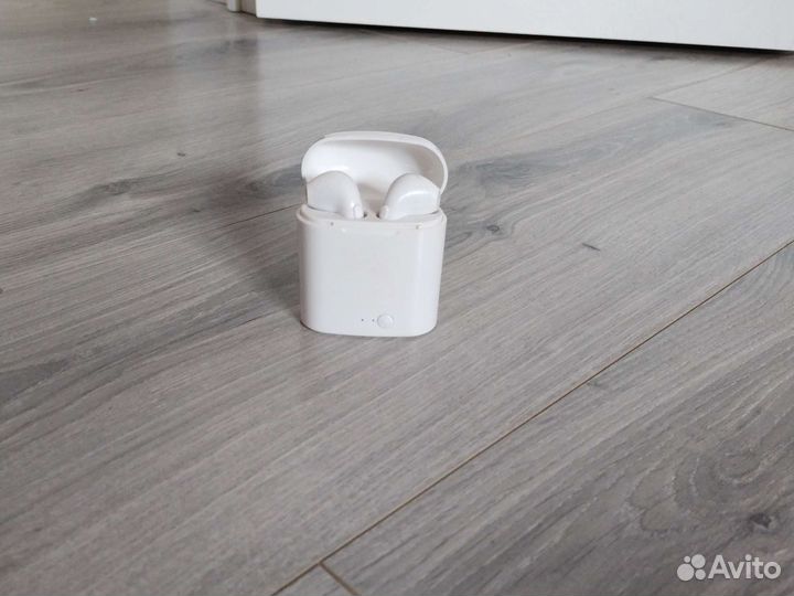 Беспроводные наушники, работает через bluetooth