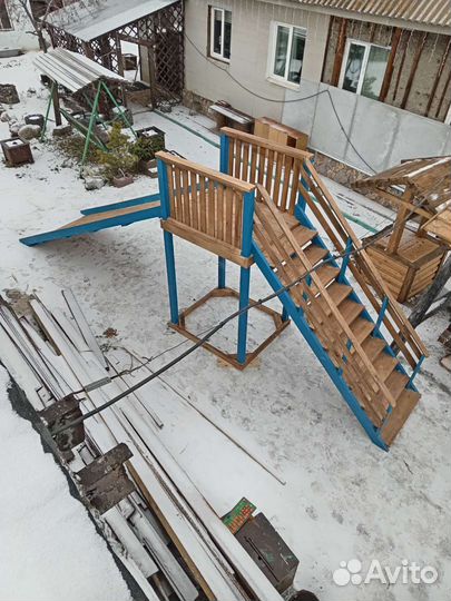 Деревянная зимняя горка