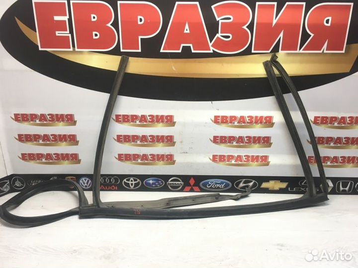 Уплотнитель стекла двери задний левый Volkswagen