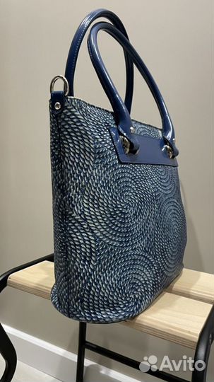 Синяя сумка женская кожаная с теснением Италия