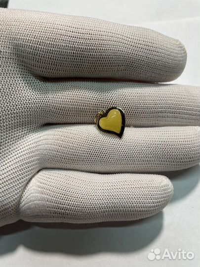 Золотая подаеска с янтарем