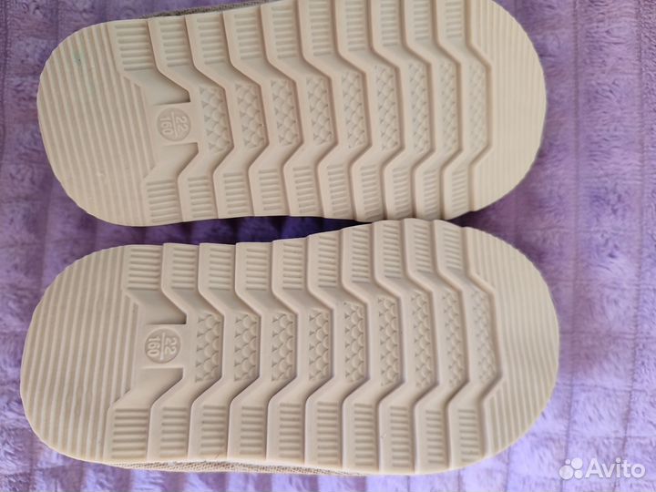 Комплект для девочки. Шапочка, ботиночки