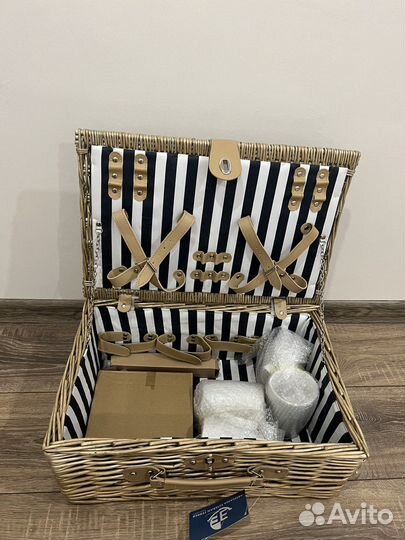 Корзина для пикника с посудой (новый)