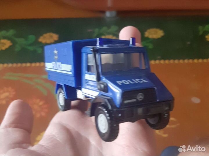 Модель автомобиля 1:43